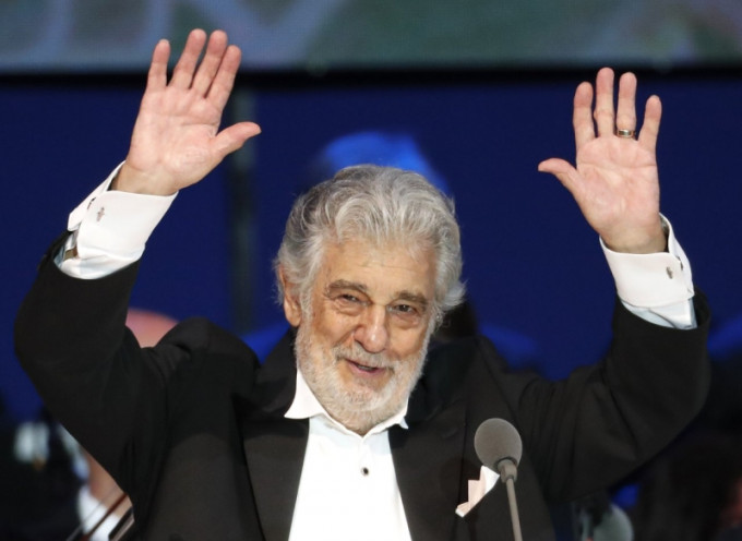 杜鳴高（Placido Domingo）宣布，辭去洛杉磯歌劇院總監一職，同時取消在這個歌劇院演出。AP