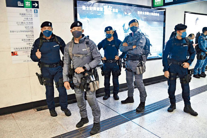 警方「反恐战术部队」穿上新制服在港铁金钟站巡逻。
