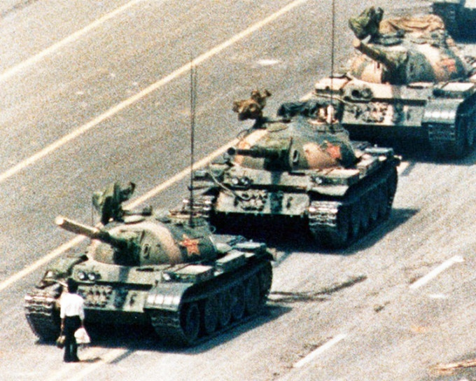 科尔忆述，坦克最终停下来并绕过白衣人。「World Press Photo」fb图片