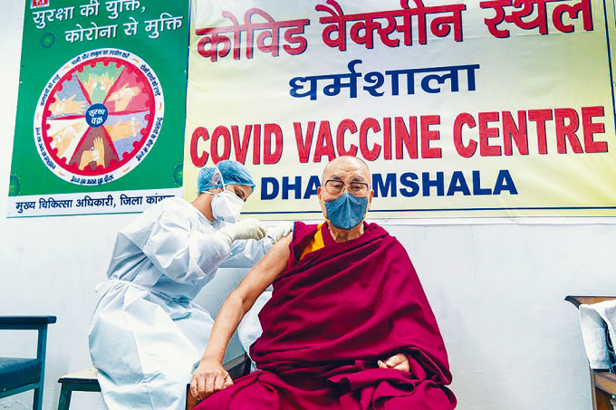 ■八十五岁的达赖喇嘛，昨日在印度达兰萨拉市接种牛津疫苗。