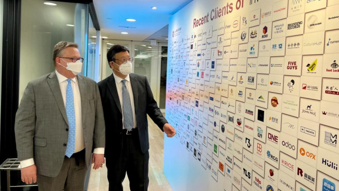 商務及經濟發展局局長丘應樺（右）日前到訪投資推廣署，了解促進外來直接投資，以及協助海外及內地企業在香港開設或擴展業務的最新情況。政府新聞處圖片