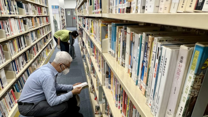 公共圖書館近日再出現「下架潮」，多名本港政治人物及學者的著作被下架。資料圖片