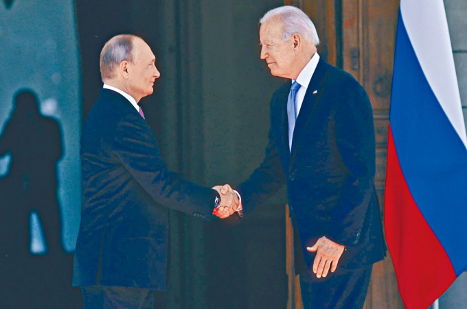 美俄总统开会前握手。