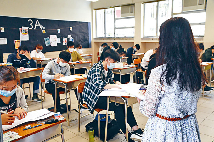 消息指当局考虑在「核心科目黄金周」期间，宣布全港中学暂停面授课堂，以便腾出课室作为后备试场。