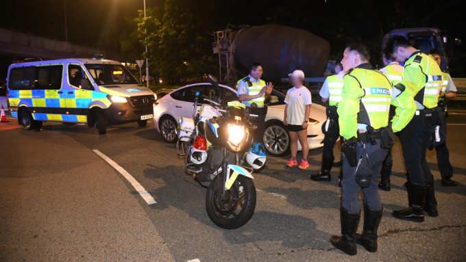 将军澳警察电单车回旋处捱撞 交通警擦伤送院 Tesla女司机受查