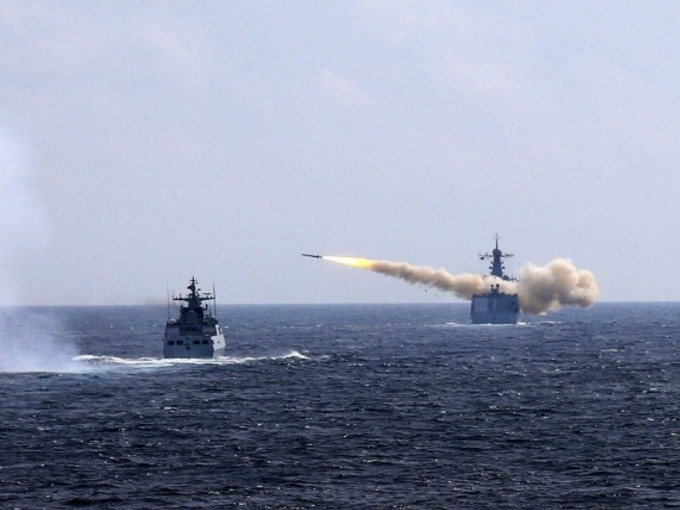 解放军2016年8月在东海举行实兵实弹对抗演习，济南舰发射对海飞弹的画面。网上图片