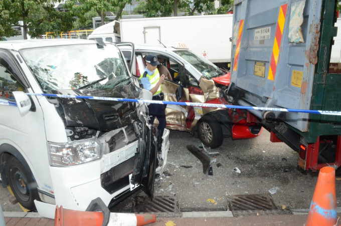 西环丰物道有的士及客货车相撞，6人受伤。