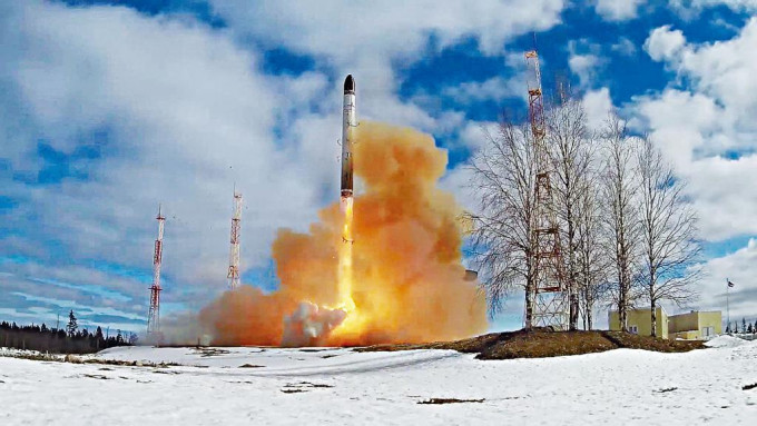 俄軍試射「薩爾馬特」洲際彈道導彈。
