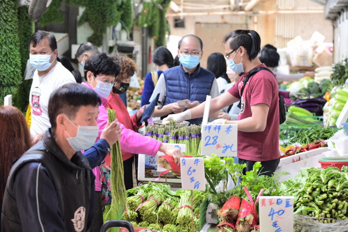 疫情下禁晚市堂食兼限聚2人，市民都留家準備開年飯。