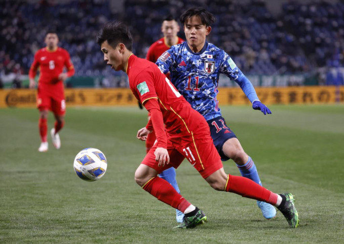 戴伟浚(左)今仗六十四分钟后备上阵，成为国足首名香港球员。Reuters