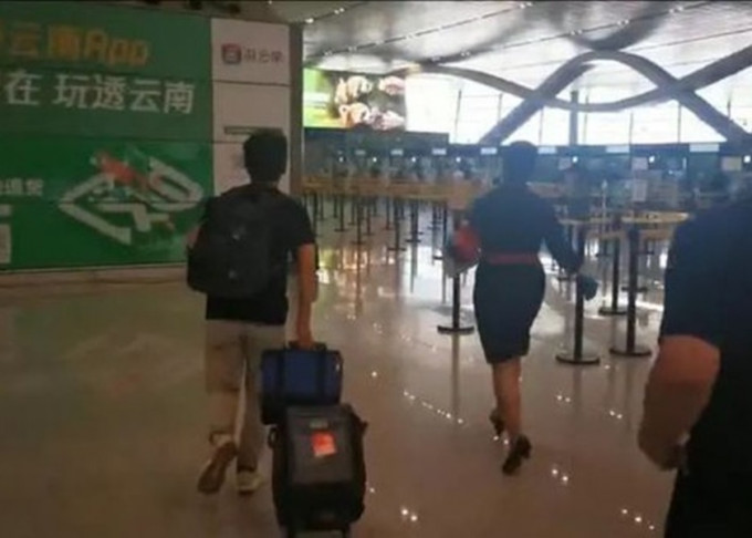 上海医生朱建军的团队，在航空公司人员协助下，赶上返上海的航机，完成肝脏移植手术。网图