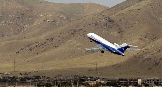 阿富汗阿里亞納航空一架客機由喀布爾機場起飛。