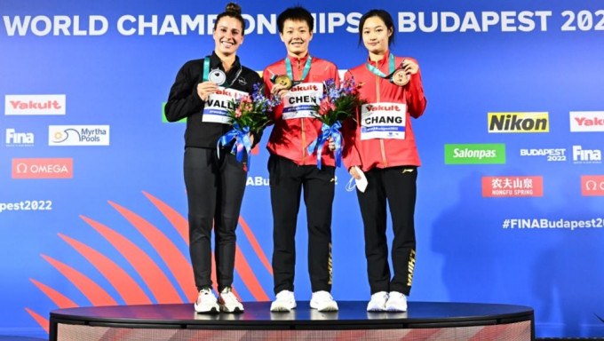 陈艺文(中)与昌雅妮(右)分获金牌、铜牌。FINA官网图片