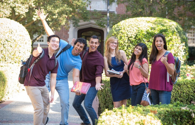 美国的大学为四年制，每年吸引来自世界各地的学生申请。
