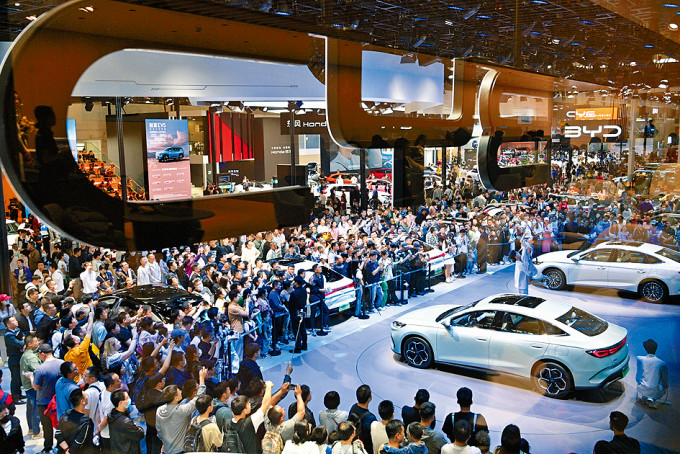 今年北京车展比亚迪展台前汇集众多参观者。