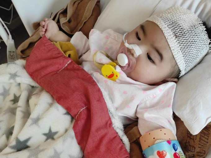 焯瑩完成第8次手術，留醫ICU一晚後已順利轉回普通病房。  「我們這一家 小小小小焯瑩」FB圖