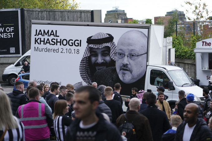 有人在货车车身贴上记者卡舒吉被杀案的海报，抗议沙特的人权问题。AP