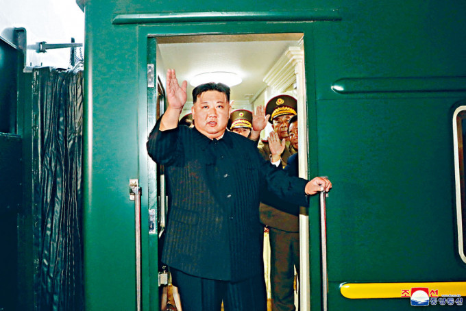北韓領導人金正恩周日在平壤登上專列，前赴俄羅斯。