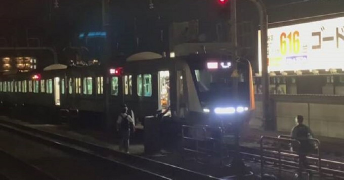 日本东京小田急电铁内多人遭斩伤。网上图片