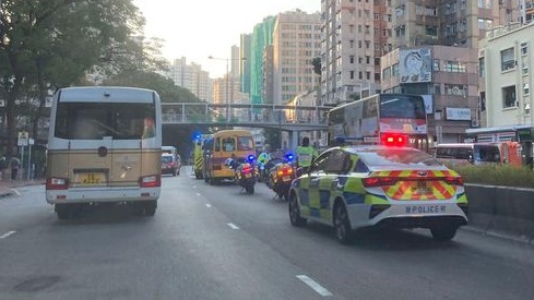 荃湾青山公路女子疑弃用行人天桥 捱校巴撞受伤送院 。fb 马路的事 (即时交通资讯台) Bosco Chu