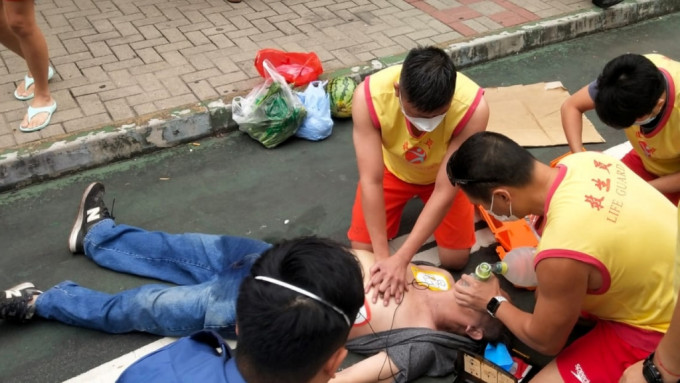 屯门一名6旬翁跣脚仆倒昏迷，泳池救生员施心外压急救。港九拯溺员工会FB图片