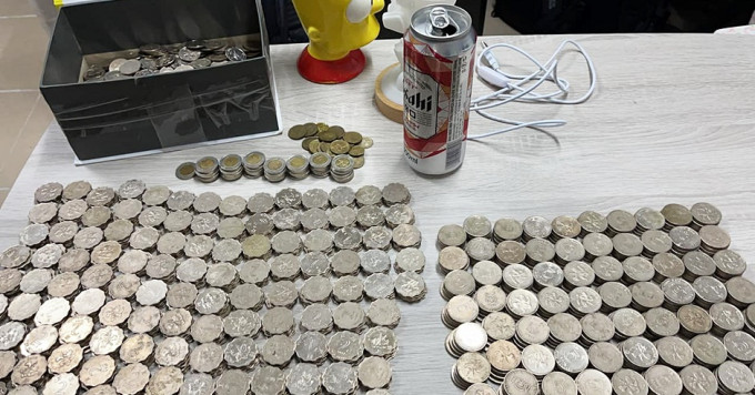 沙田有街坊表示，家中紙盒塞滿總值超過5,900元的硬幣，而且仍有一元硬幣未點清。「沙田之友」FB圖片