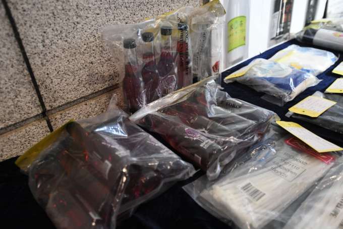 警方搜出3樽懷疑易燃物品、防毒面具、火機等物品。