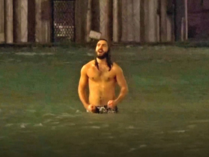 意大利威尼斯遭遇暴雨，引發超過半世紀以來的最大洪水，最高水位達1.87米，一名男子苦中作樂、把廣場當泳池就地游起泳來。(網圖)