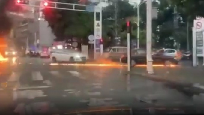 茂名一辆私家车前日前漏油起火，一度烧出一条「火路」。网上影片截图