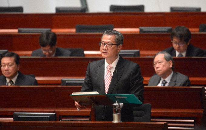 陳茂波回應時表示，需要社會保障的人在財政上有困難。