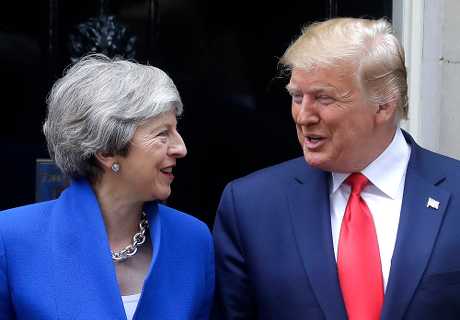 美國總統特朗普（右）與即將卸任的英國首相文翠珊（左）會面。AP