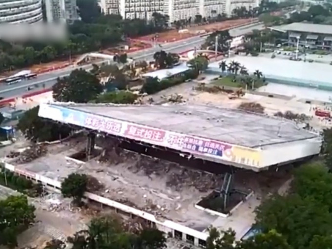 深圳体育中心发生突然倒塌事故。　网上图片