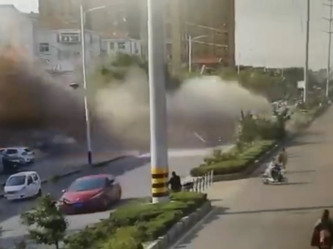 山東煙台福山區一間食店在今早發生爆炸，懷疑是燃氣洩漏引起。