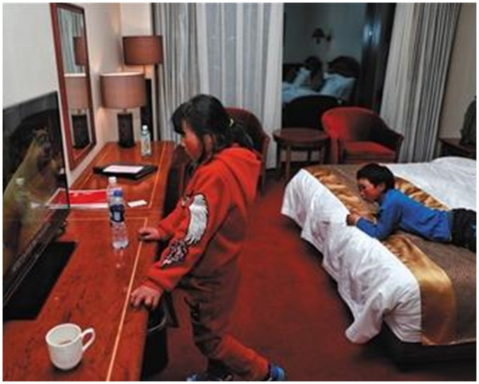 冰花男孩實現願望與父親及姐姐到達北京遊玩冰花男孩
