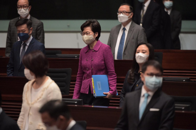 林郑月娥到立法会出席答问大会。