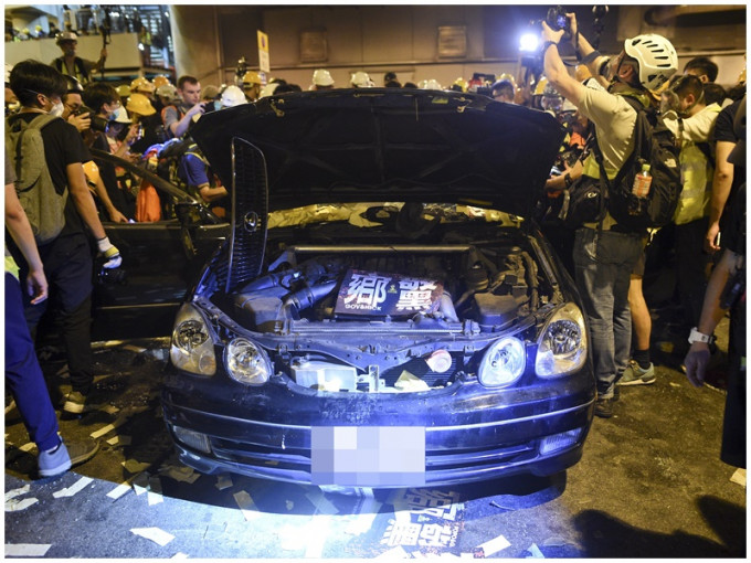 示威者发现武器后击毁车辆。资料图片