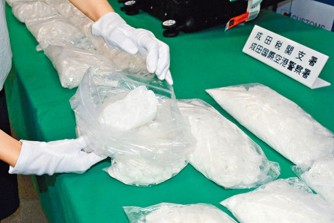 成田机场海关人员发现涉事港女的行李藏有近24公斤兴奋剂。