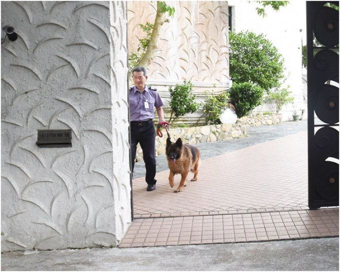 独立屋聘有保安员及安排保安犬巡逻。