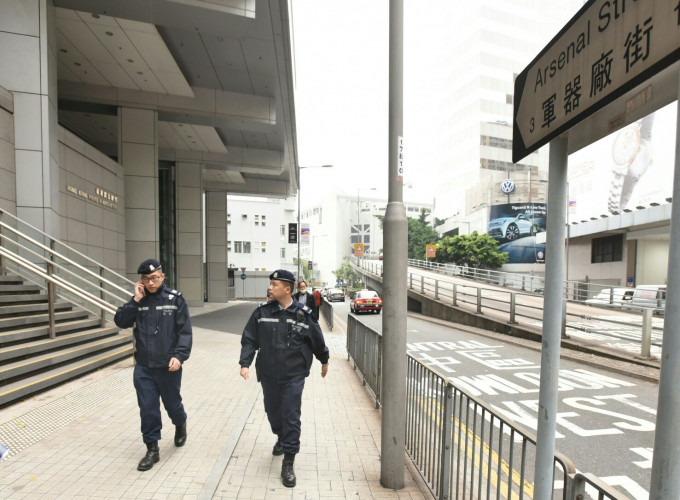 警察總部外氣氛平靜，偶然有警員巡邏。