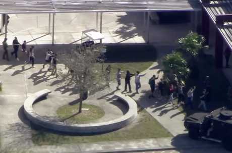 槍手今天在美國佛羅里達州一所中學開槍，造成多人死傷。AP