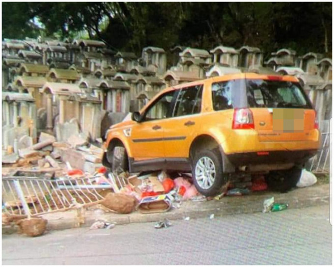私家車撞毀墓碑。「香港突發事故報料區」facebook群組 Warren Cheung