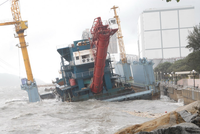 運沙船連同浮塢被颱風納沙吹斷錨，浮塢撞向杏花邨。資料圖片