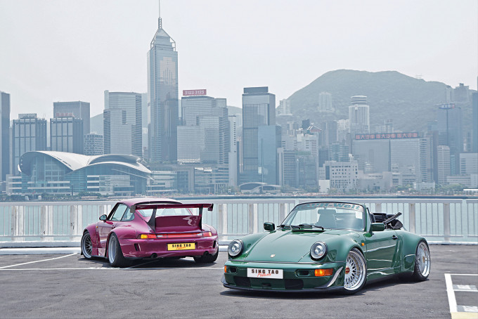两款难得一见RWB版保时捷911聚首一堂，墨绿色964 Carrera 2属于较早期在港改装的第5号车，亦是本地唯一RWB开篷版。紫红色993则是本地第8号车。