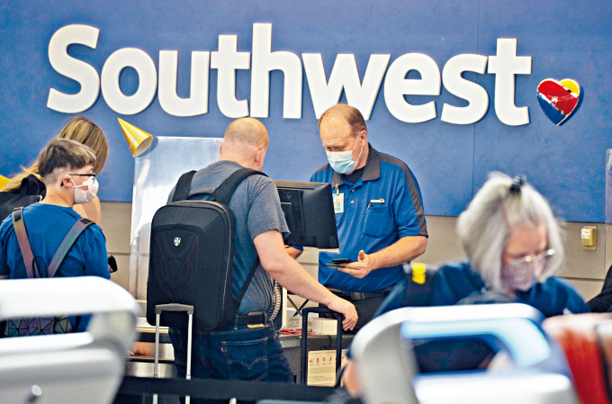 ■美國西南航空公司票務員上月在科羅拉多州丹佛國際機場，協助旅客辦理登機。