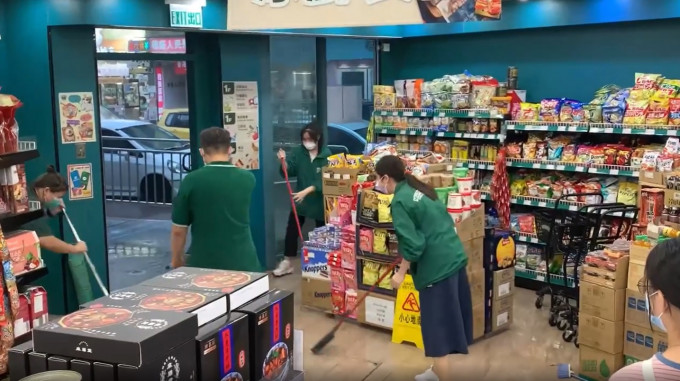 超市職員忙於清理積水。網民許小敏片段截圖