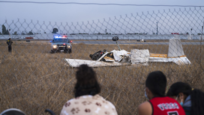 美国加州两架小型飞机相撞，其中一架坠毁在空地上。AP
