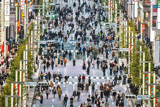 ■東京銀座人頭湧湧。