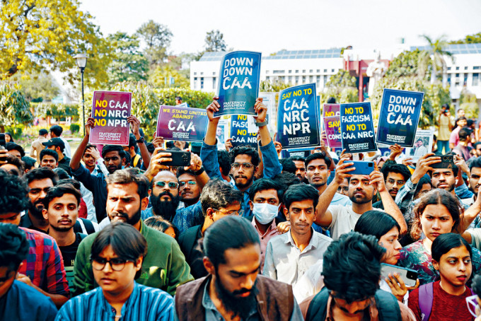 新德里國立伊斯蘭大學的學生周二舉起標語，反對《公民身份法》修正案。