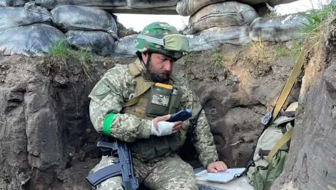 乌克兰老师身在战场仍心系教育，在战壕帮学生上网课。网图