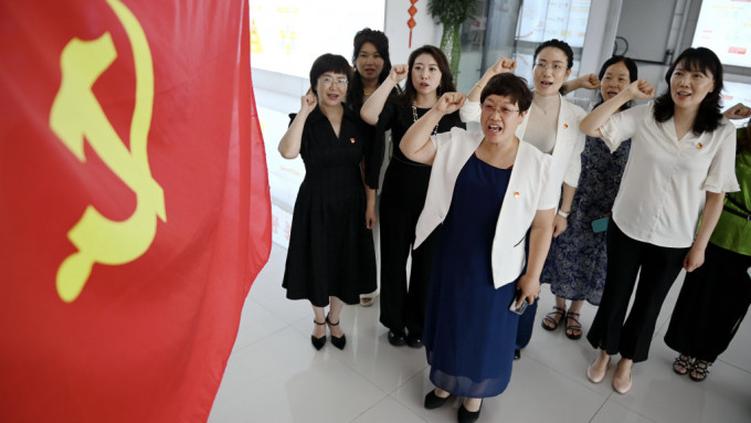 目前中国共产党女性党员约占3成。 微博@邯郸新闻网